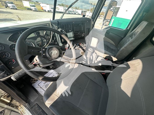 2018 MACK PINNACLE CHU613 - image 4 of 6