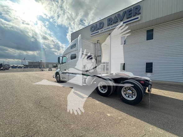 2020 VOLVO VNL64T760 - image 4 of 6