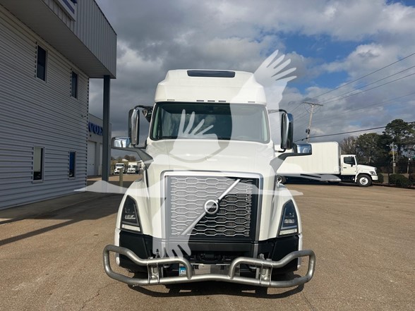 2020 VOLVO VNL64T760 - image 2 of 6