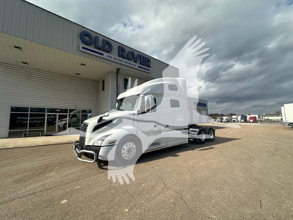 2020 VOLVO VNL64T760 - image 3 of 6