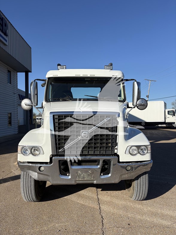 2018 Volvo - image 2