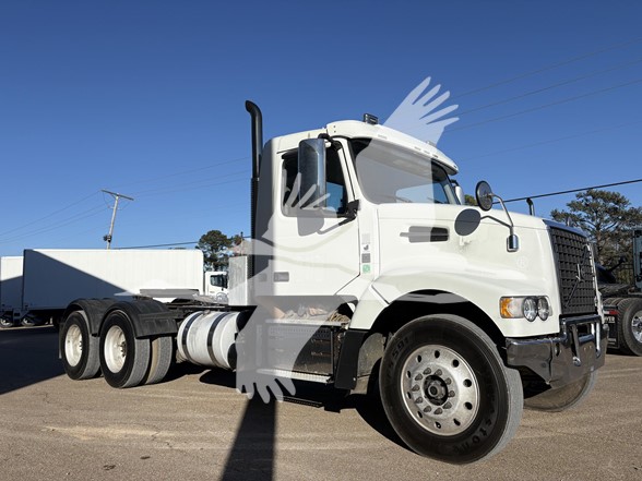 2018 Volvo - image 3