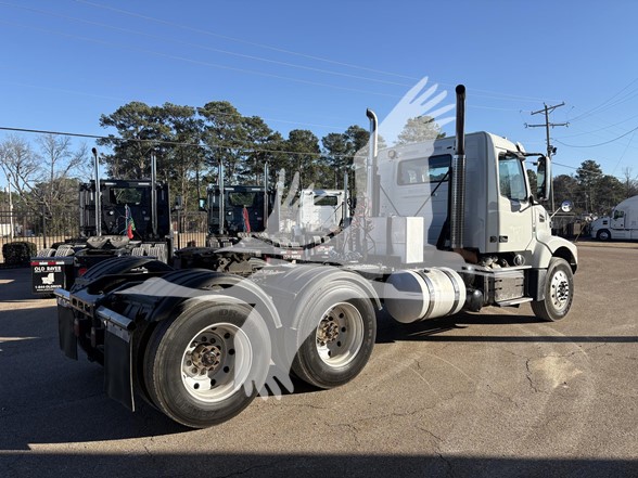 2018 Volvo - image 5