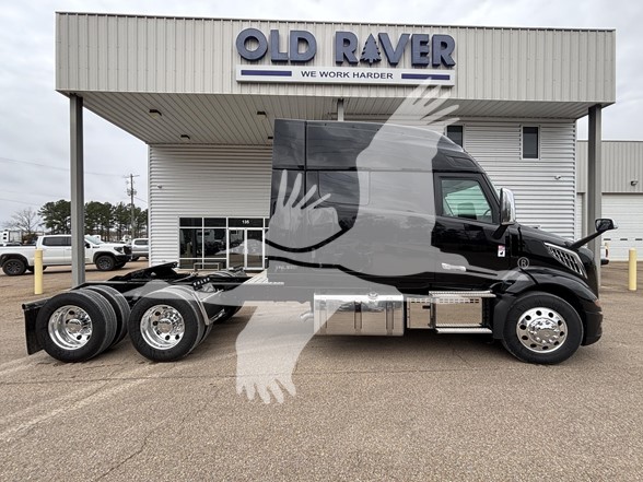 2027 Volvo - image 4