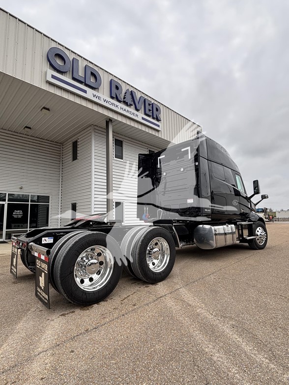 2027 Volvo - image 5