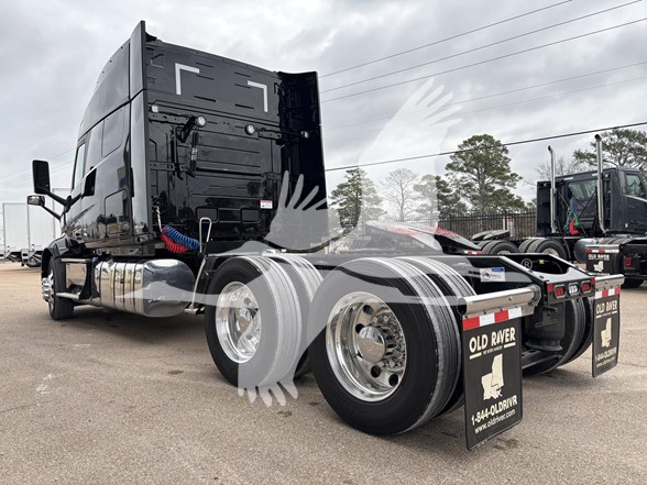 2027 Volvo - image 6