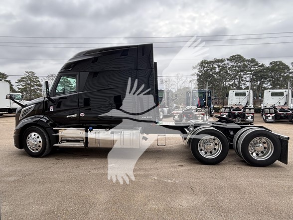 2027 Volvo - image 3