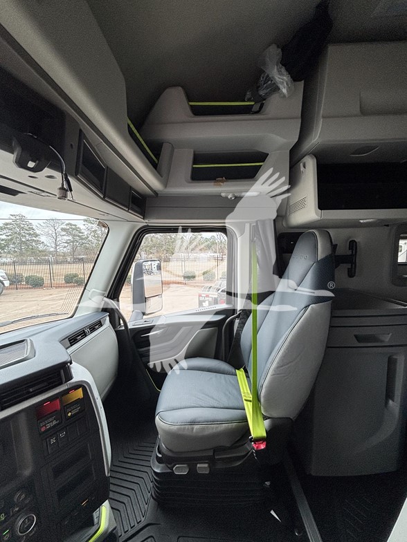 2027 Volvo - image 4