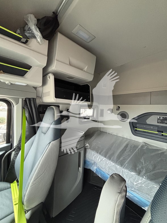 2027 Volvo - image 5