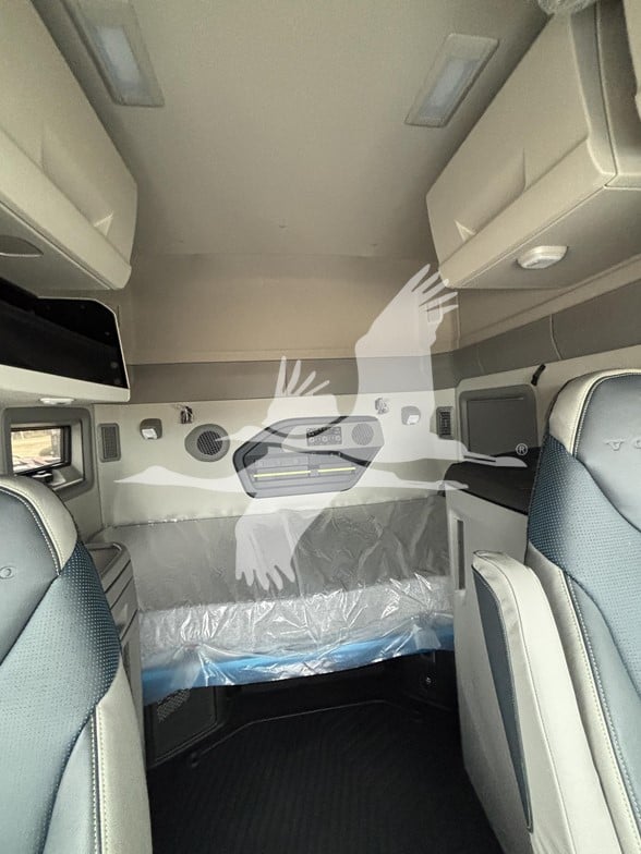 2027 Volvo - image 6