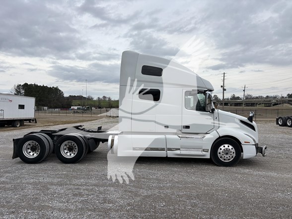 2019 Volvo - image 4