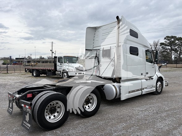 2019 Volvo - image 5