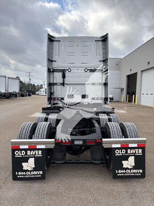 2027 Volvo - image 6