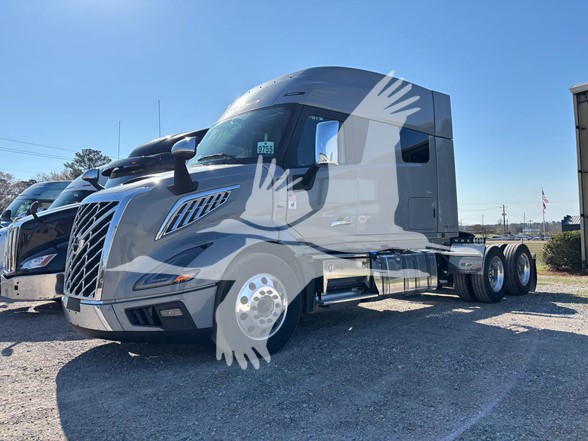 2027 Volvo - image 2