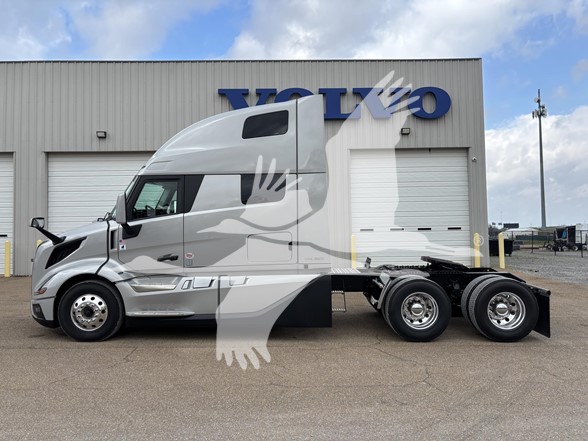 2027 Volvo - image 4