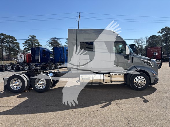 2027 VOLVO VNL64T840 - image 3 of 6
