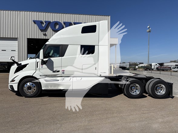 2027 Volvo - image 3