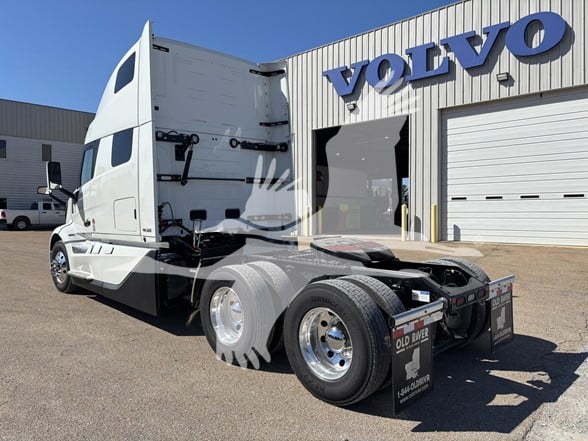 2027 Volvo - image 6