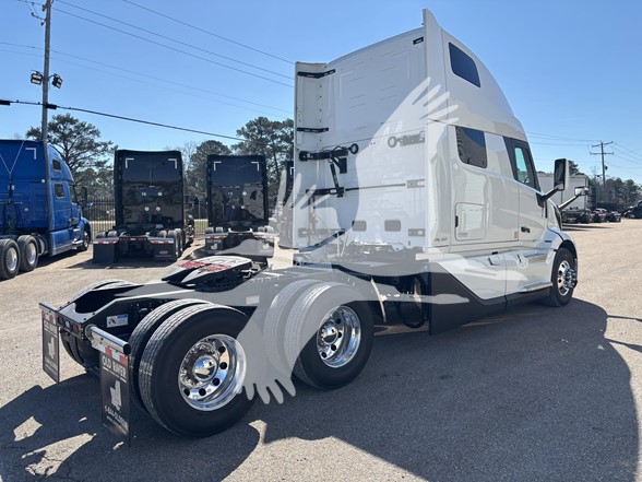 2027 Volvo - image 5