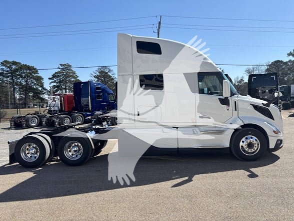 2027 Volvo - image 4