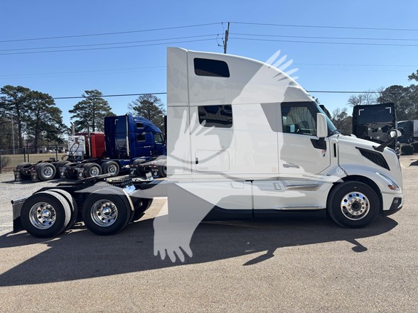 2027 Volvo - image 4