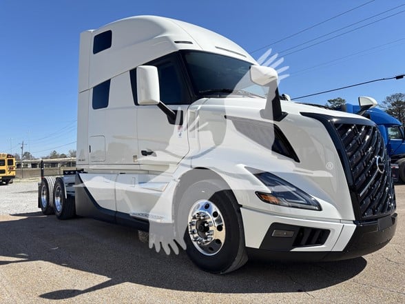 2027 Volvo - image 2