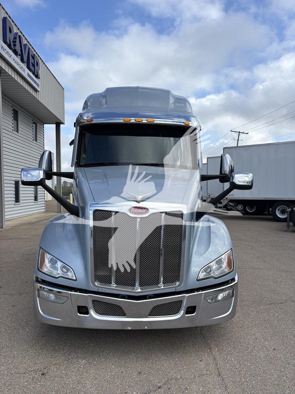 2023 Peterbilt - image 2