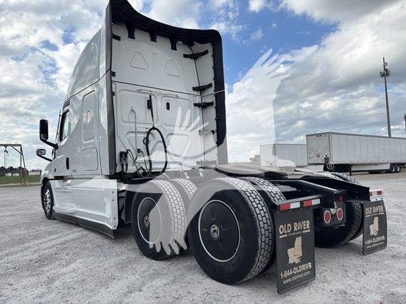 2023 FREIGHTLINER CASCADIA 126 - image 3 of 6