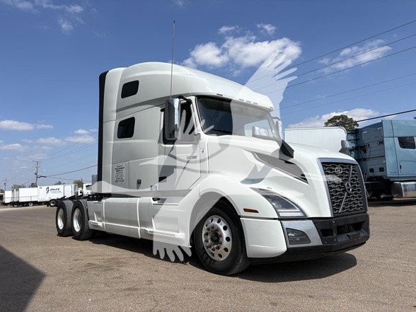 2023 Volvo - image 3