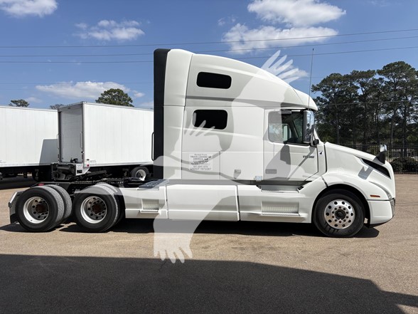 2023 Volvo - image 4