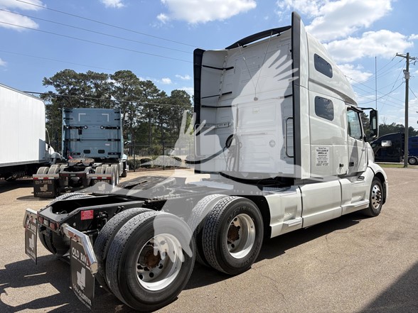 2023 Volvo - image 5