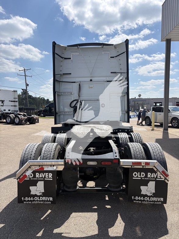 2023 Volvo - image 6