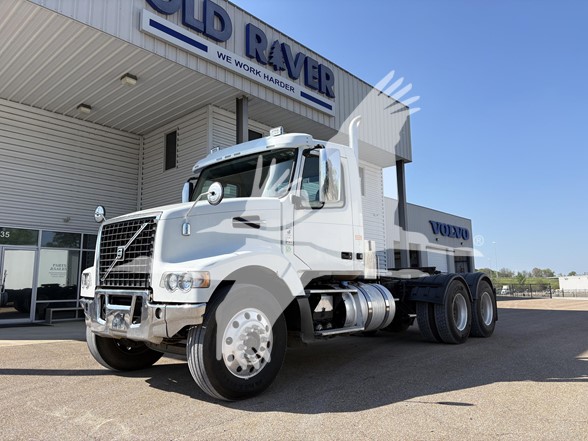 2018 VOLVO VHD64FT300 - image 1 of 6