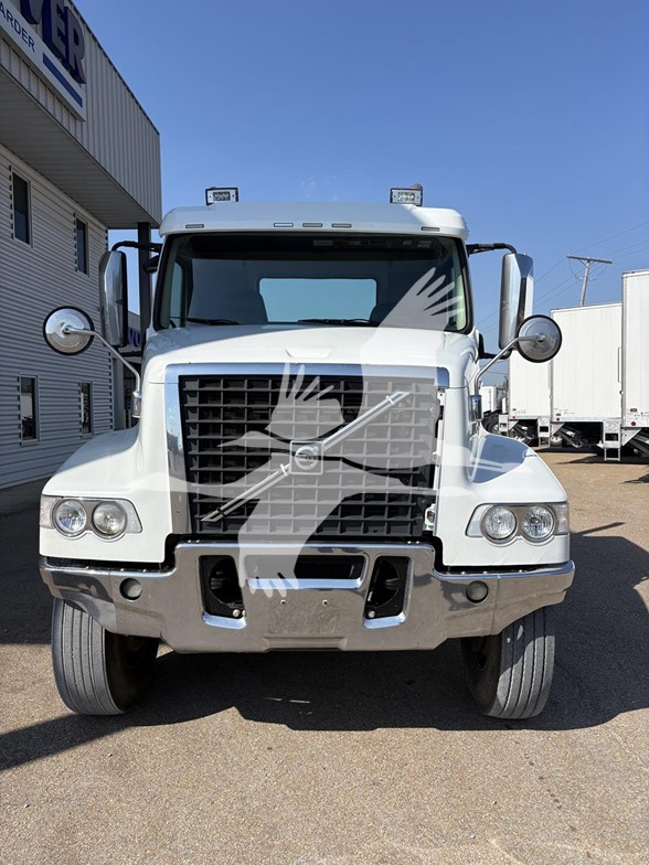 2018 VOLVO VHD64FT300 - image 2 of 6