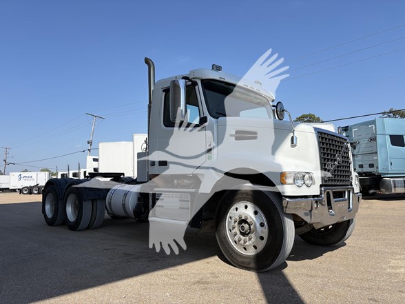 2018 VOLVO VHD64FT300 - image 3 of 6