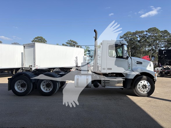 2018 VOLVO VHD64FT300 - image 4 of 6