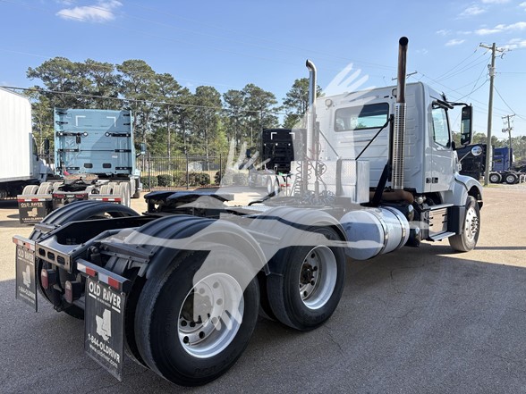 2018 VOLVO VHD64FT300 - image 5 of 6