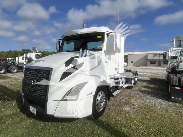 2020 VOLVO VNL64T300 2020 VOLVO VNL64T300 - image 1 of 6
