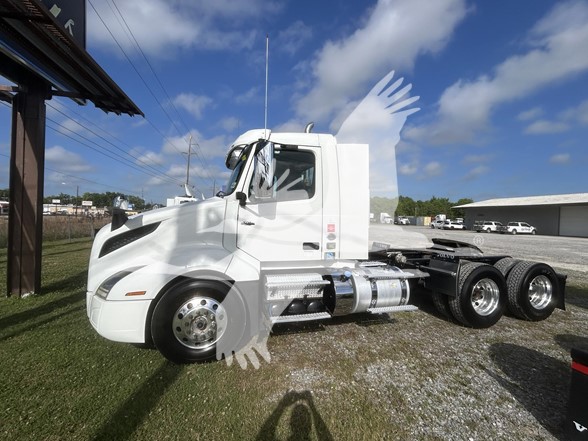 2020 Volvo VNL 300 - image 2