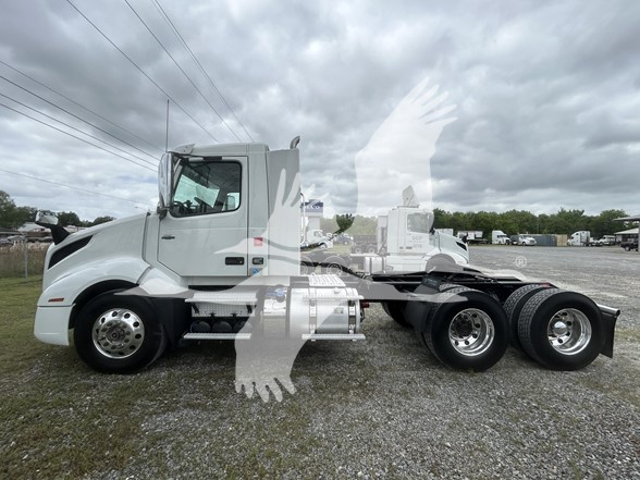 2020 VOLVO VNL64T300 2020 VOLVO VNL64T300 - image 2 of 6