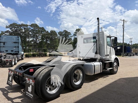 2026 Volvo VNR 640 - image 5