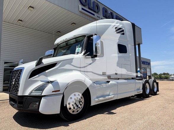 2020 VOLVO VNL64T760 2020 VOLVO VNL64T760 - image 2 of 6