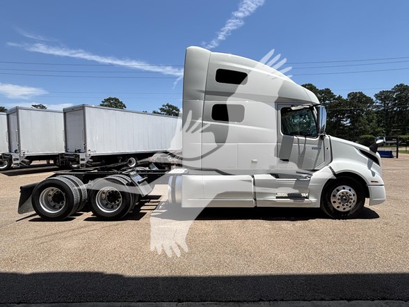 2020 VOLVO VNL64T760 2020 VOLVO VNL64T760 - image 3 of 6