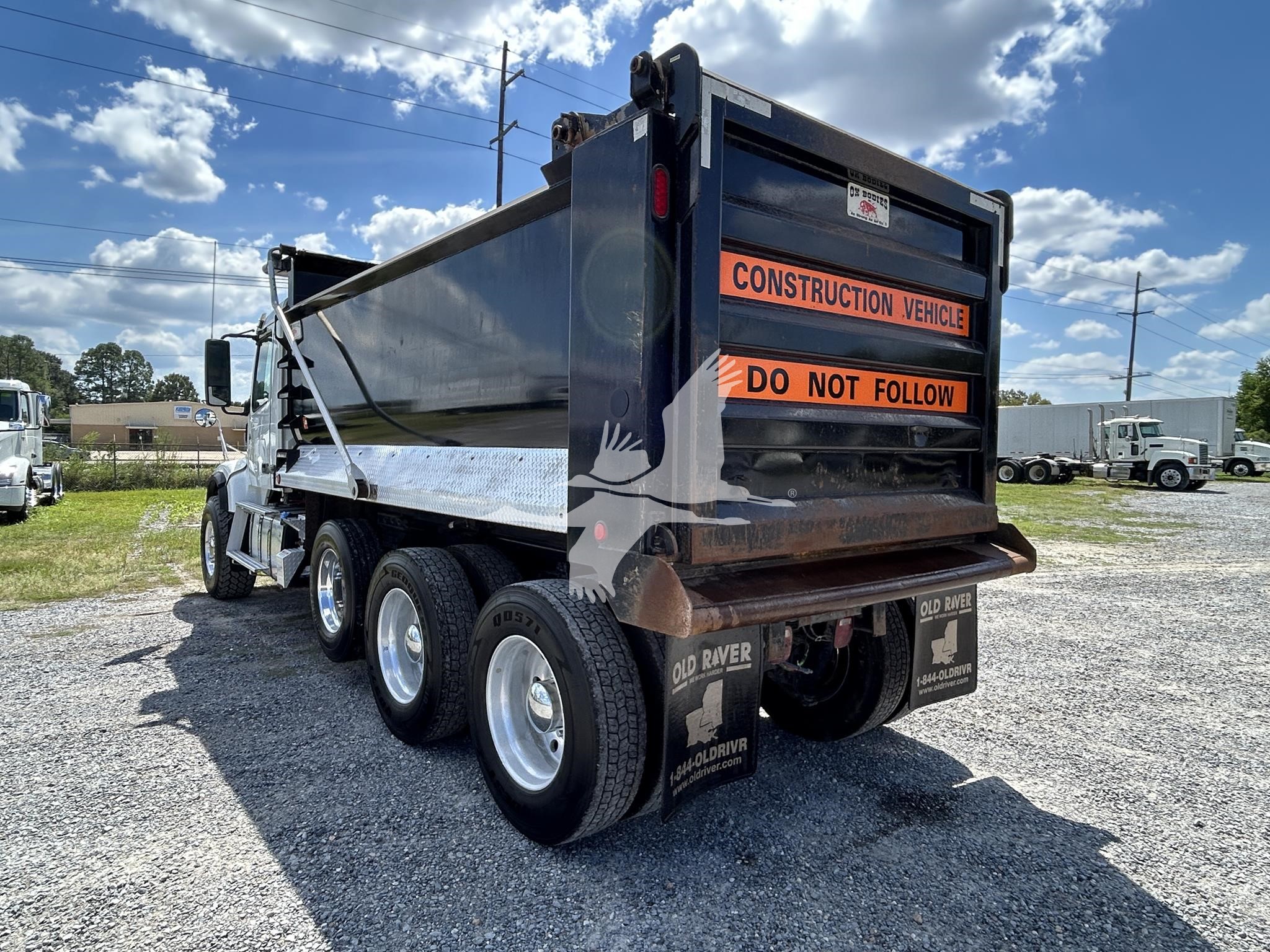 2023 VOLVO VHD84F300 - image 3 of 6