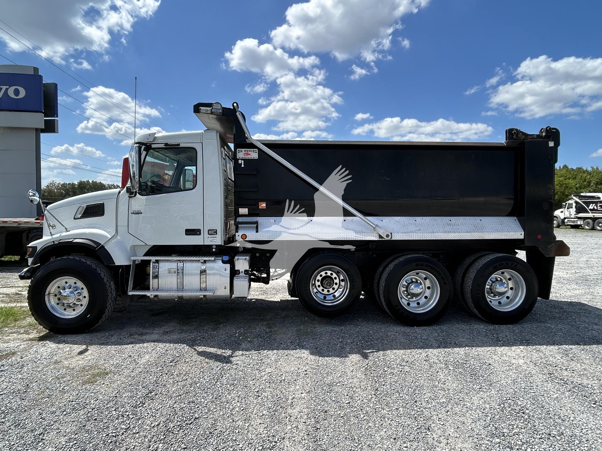 2023 VOLVO VHD84F300 - image 2 of 6